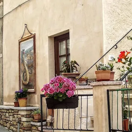 Cosy Town Apartment Sassetta